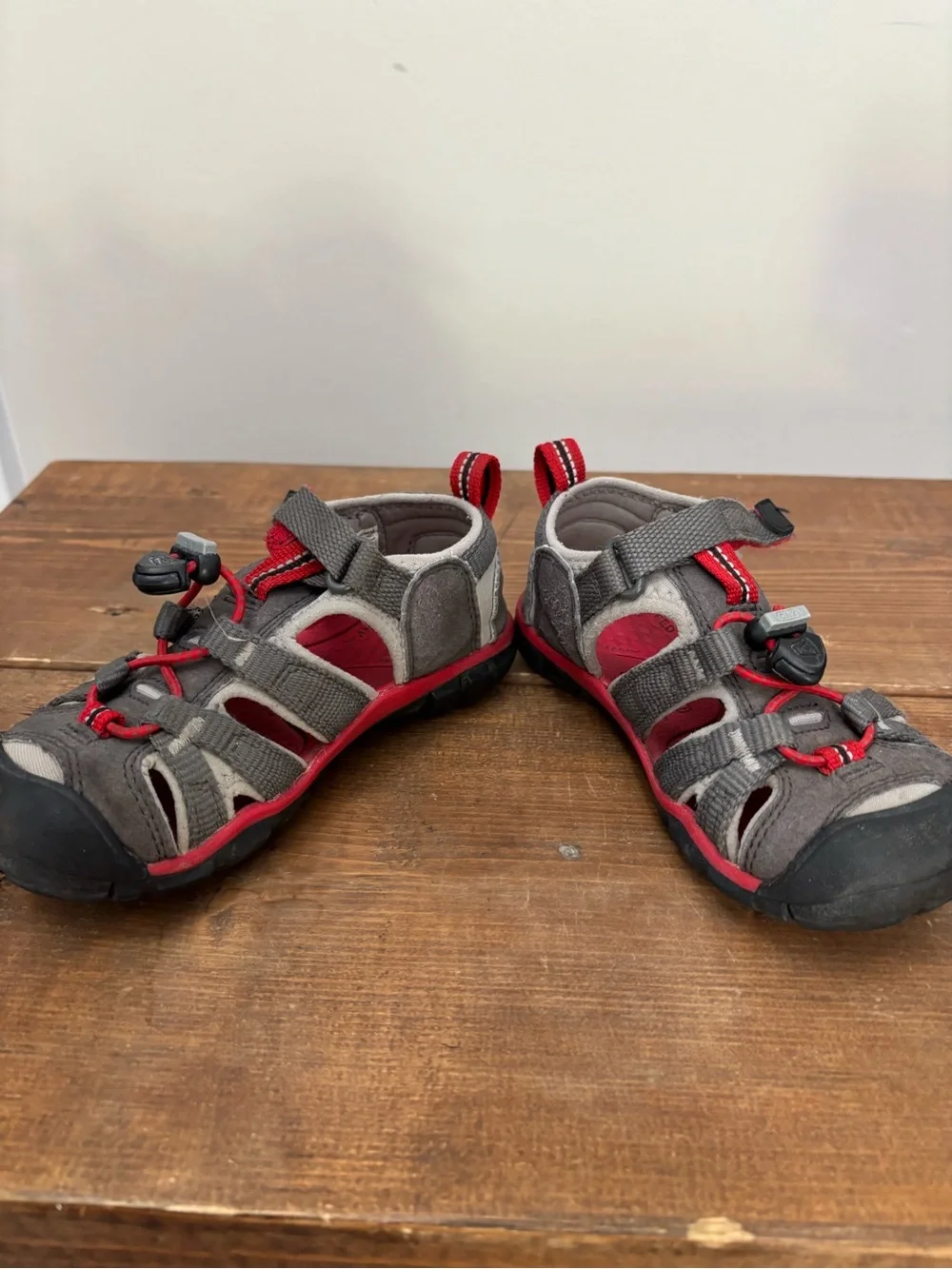 Kids Keen Sea Camp Closed-Toe Outdoor Sandals - Gray & Red Size 10
